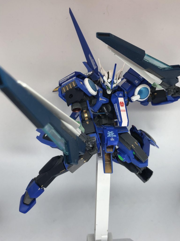 主武装である「GNソードⅡデュアルショック」は二本で一対の特殊装備。
「ソード」と呼ぶには程遠く、主な目的は「叩き潰す」事である。
ブルークリアー部分は、ビーム粒子を分散、消失させる役割を持っている。