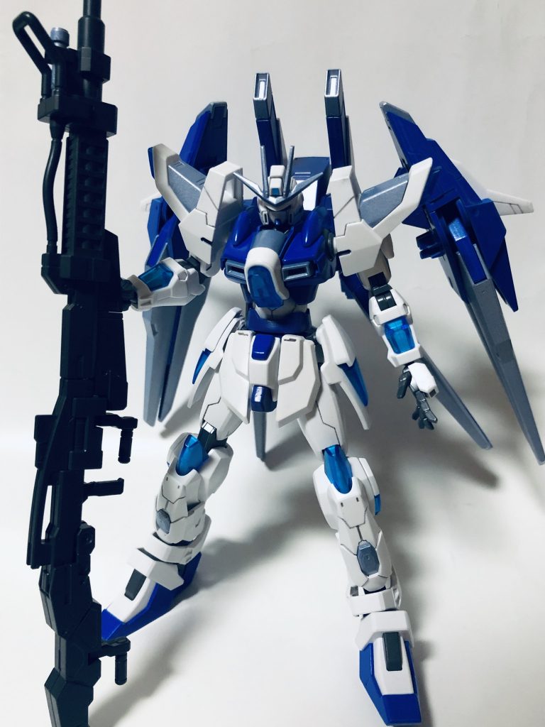 武装はビームライフルやスナイパーライフル、バックパックのドラグーンがあり、色んな射程で戦闘できます。