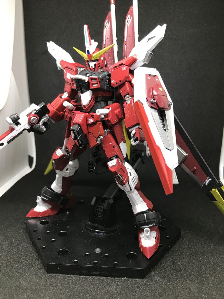 正面から。デカールの銀の箇所はスチールボールを使用しています