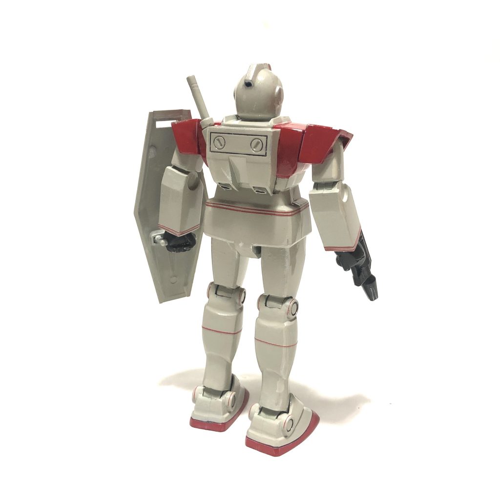 うしろ
 
ガンダムの要素満載!
 
GMは安いからビームサーベルも1本
GMは安いから装備はビームスプレーガン
GMは安いから耐熱フィルムは無し
GMは安いからカメラアイは広くて見やすい
 
視聴者はGMを見ればこれくらいの事は簡単に見抜くのです。
 
そしてそれが大河原先生の意図。