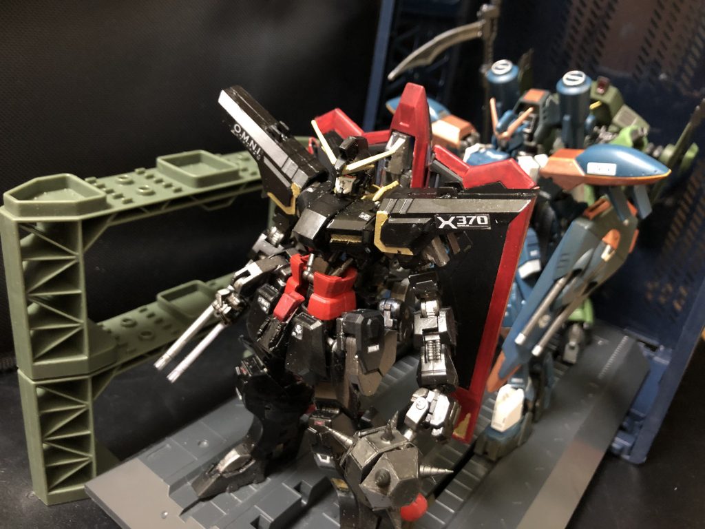 ー地球連合本部ー
議員A「Nジャマー・キャンセラーのデータを手に入れたというのは、確かにお手柄だよアズラエル。しかし....。」
アズラエル「ん？」
議員B「しかし、核で総攻撃というのは…。」
議員C「それよりも深刻となっている地上のエネルギー問題の解決を優勢させた方が…。」
議員D「そうじゃ。原子力発電を辞め、火力発電に頼りきった結果、地球上にCO2が増え続けておる.....。」
議員E「各家庭で太陽発電の設置単価が下がって気軽に設置出来るようになったのは良いが、東電の電力買い取り単価は下降する一方....。」
議員F「そうだ、それに各自治会の太陽光発電設置の援助金も減額どころか終了する見通しだ。」
議員G「だからと言って、蓄電器を家庭に入れればというが、こちらは単価が高すぎて設置する意味がなさすぎじゃ。」
議員H「こんな状態でどうやって家のローンを返済したらいいんだ....。」
アズラエル「何を仰ってるんですか皆さん、この期に及んで。っていうか、何の話ですか？大体、撃たなきゃ勝てないでしょうがこの戦争。敵はコーディネーターなんですよ？徹底的にやらなきゃ。大体、核なんてもう前にも撃ったんだ。それを何で今更躊躇うんです？」
議員A「核なんて無差別攻撃は許される行為では無いぞ。」
アズラエル「核は持ってりゃ嬉しいただのコレクションじゃあない。強力な兵器なんですよ？兵器は使わなきゃ。高い金かけて作ったのは使うためでしょ？大丈夫ですよ、ちゃんと目的だけ達成出来るよう改良しましたから。さあ、さっさと撃って、さっさと終わらせて下さい。こんな戦争は。」
議員Ａ「は？改良した？どういうことだ？」
アズラエル「わかりましたね？わかったら、さっさとNジャマーキャンセラーを量産して下さい。良いですね？」

アズラエル「てな会議があってね。」
oyz「いや回想長いっすよ！アズラエルさん。」
アズラエル「いいんですよ。この話の主役はこのボクなんですから。」
oyz「ハイ...。(イヤ、ここはガンプラのレビューの場所ですよ〜〜。)」