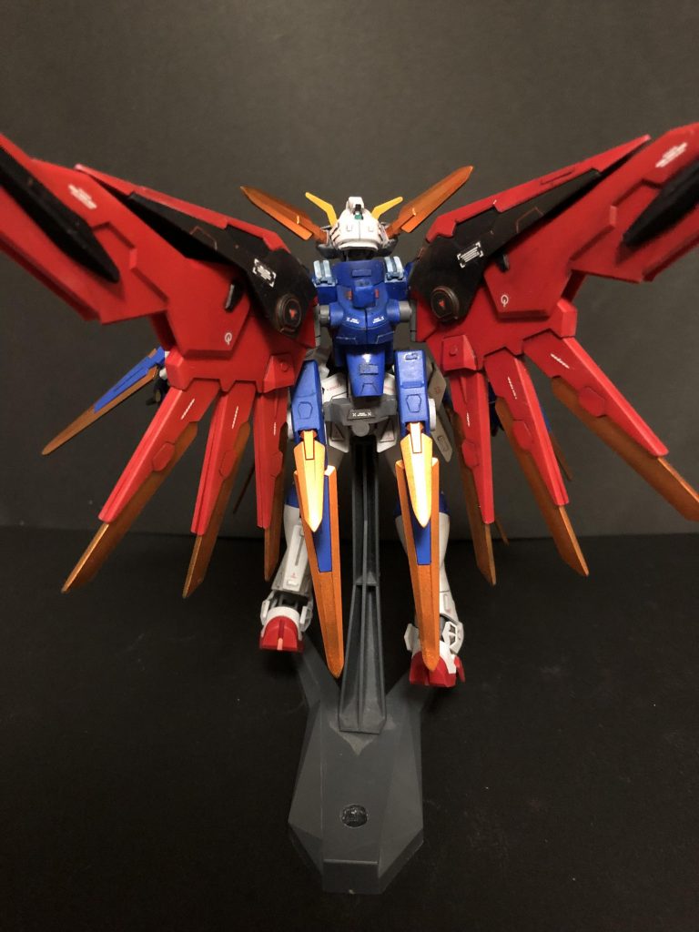 背面に増設されたドラグーンラック
## ブレイドドラグーン
フラッシュエッジの開発の延長にある兵装。
切断兵器を投げるだけでなく、自由に動かせるようにした。
このためフラッシュエッジは廃止されている。
マウント位置などがブルーフレームDに酷似しているが、関連性は不明。多目的機能があるブルーフレームDに対し、アセンションのドラグーンは全て単一機能である。
ドラグーンはそれぞれラミネート装甲化しており、CE73年以降台頭してきた防御機構であるビームシールドを容易に貫く。
またラミネート装甲を生かして、シールド代わりにすることもできる。
枚数はFXと比べると二機少ないが機能的には充分な量である。
