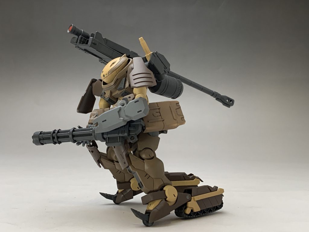 足先のローラーと後ろのキャタピラにより、砂漠などの環境下でも圧倒的な走破性を持っている。