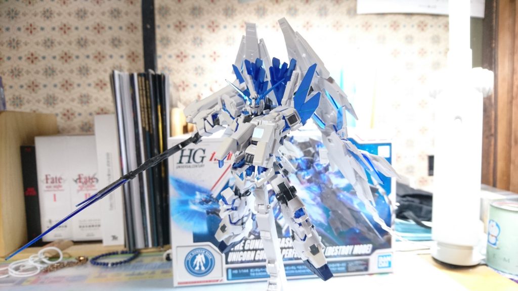 塗装はそこまで凝らないで、Mr.クリスタルカラーのサファイアブルーを装甲とサイコフレーム(一部メタルブルー)に吹いて、関節を連邦MSグレーで塗装してあります。