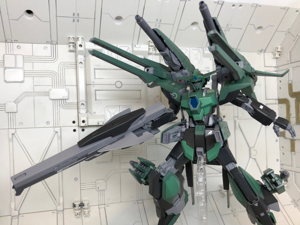 背面には標準的なビーム砲二門、開放型バレルの高出力重粒子砲二門を搭載。腰部に収納されたプラズマ収束ビーム砲は、射撃時は回転し前方へ展開される。
これらの武装配置はフリーダムの設計が大いに参考にされたと言われる。