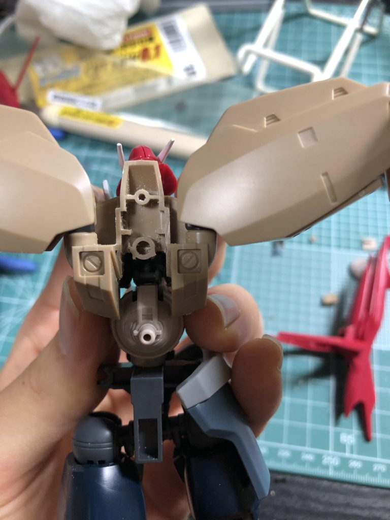 そのままだとコアファイター部分が取り付け不可だったので切断。
その後、プラ板で塞いでいます。