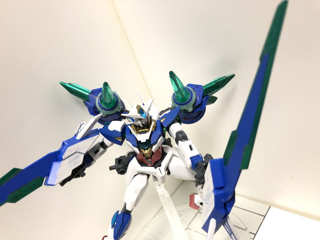 武装は長剣1本の他にこのようなブレイドが2本。刃を回転させ正面に向ければライフルモードにもなります。