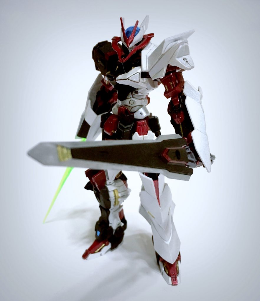 ノーネイム二刀流での立ち姿。この白い甲冑と黒い装甲の対象な半身が正と邪が混在していることを思わせて厨二心をくすぐりますね。改造しようと思わなかった理由です。