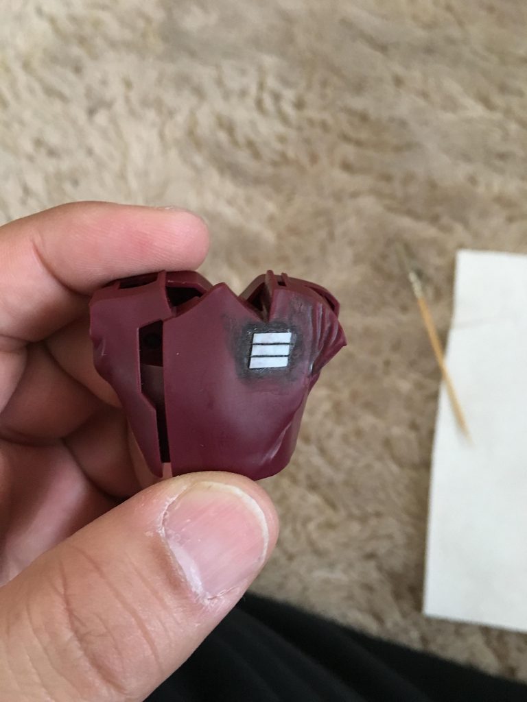 胸の装飾を削り落とし、プラ板で作り直し