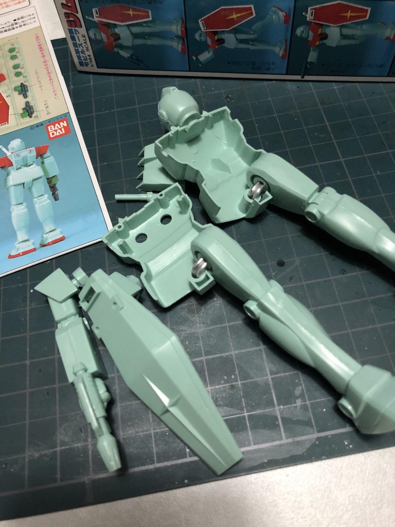 股関節の軸が4mmだったので2mmアルミ線×2で稼働する様に改造。