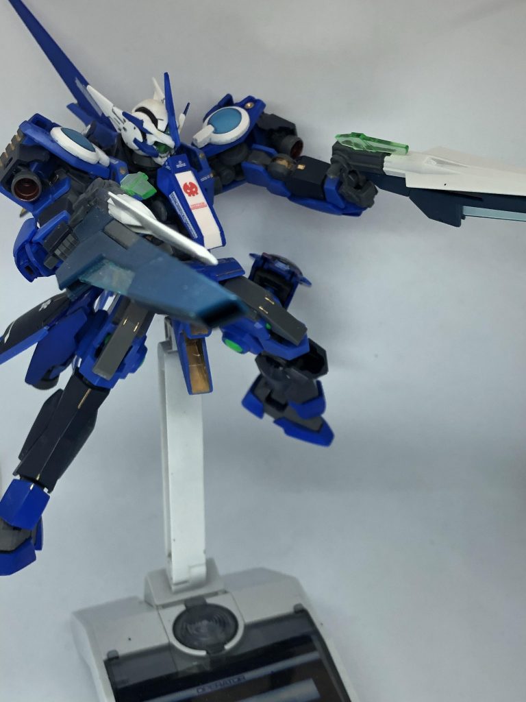 「GNソードⅡDS」はガンモードへと変形する。
GNソードⅡ刀身と本体から一つずつ。
一本につき二つの銃口から発射されるビームは収束、分散が可能。
この機能が、「デュアルショック」の由来となっている。