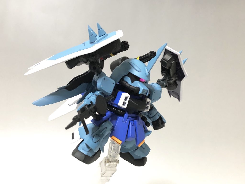 ビーム突撃銃装備。
肩のシールドの基部がスラスターに変えてあります。