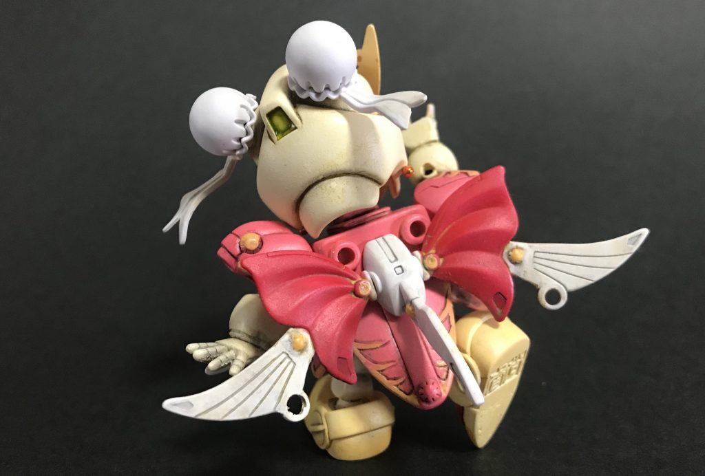 バックショット

リボンは赤にカラーチェンジ
羽根やシッポ？は短くカットして
より幼く見える様にしてます。