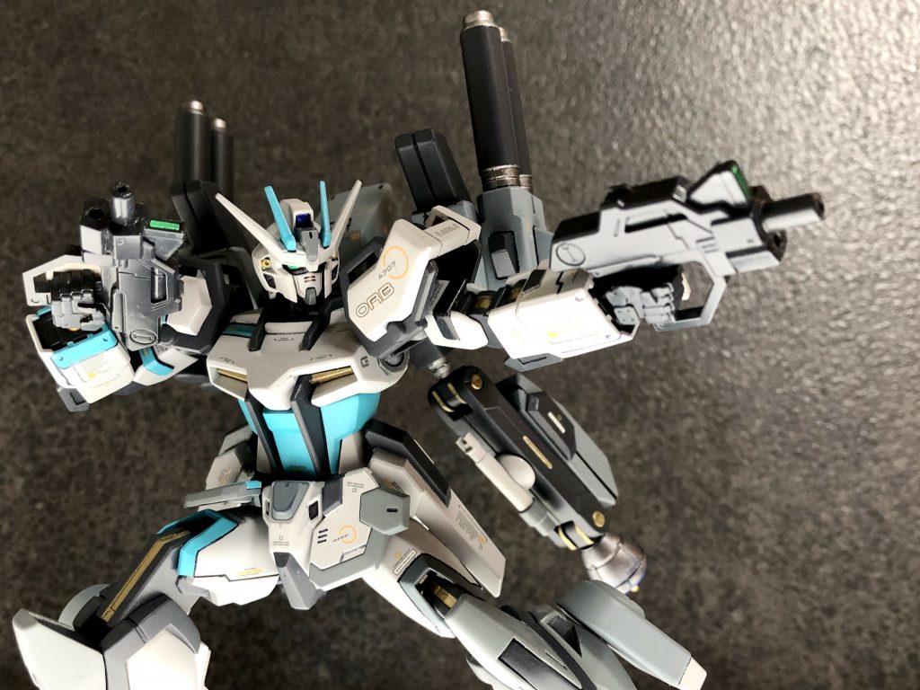 ・43mm高エネルギービームマシンガン ストライク用の57mm高エネルギービームライフルを改良・小型化したもので先端からはビーム刃も発生する汎用武器。狭所戦闘を想定しているため射程は短い。