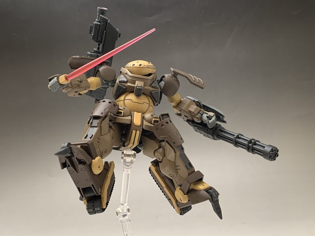 またキャノン砲射撃携帯時には、足先のクローを地面に刺して、姿勢制御と射撃時の衝撃を吸収する役割を兼ね備えている。