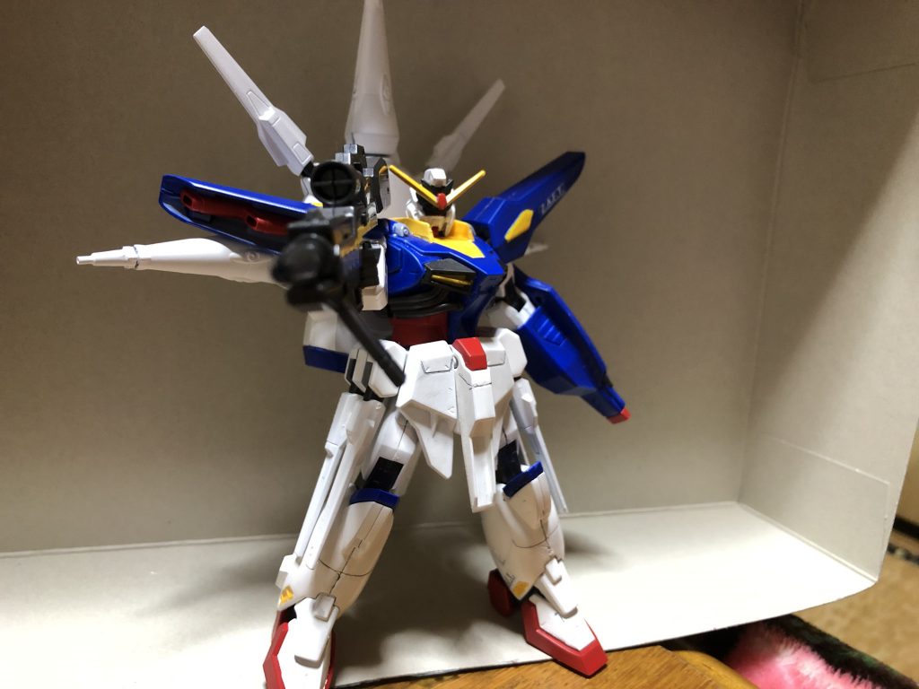 ビームライフル構え!トリガーから後ろが長い為、肩に担ぐようにして構える作りとなっています。