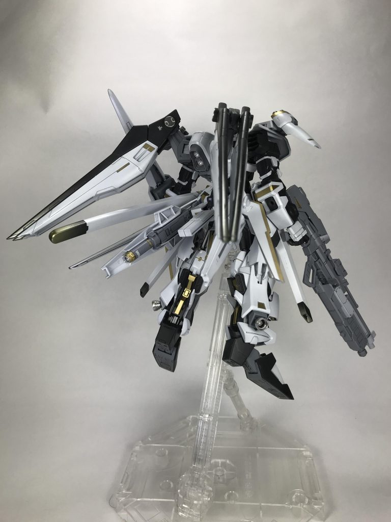 大型のビームライフル、シールド型2連装ライフル、背部ドラグーン等を主武装とし、全般的にビーム兵器の運用に特化した仕様となっている

  そのためMS単機の火力は非常に高い反面ビーム兵器への対策が施されている敵機とは相性が悪く、その際は腰部レールガンと実体剣しか対抗手段が無くなってしまう