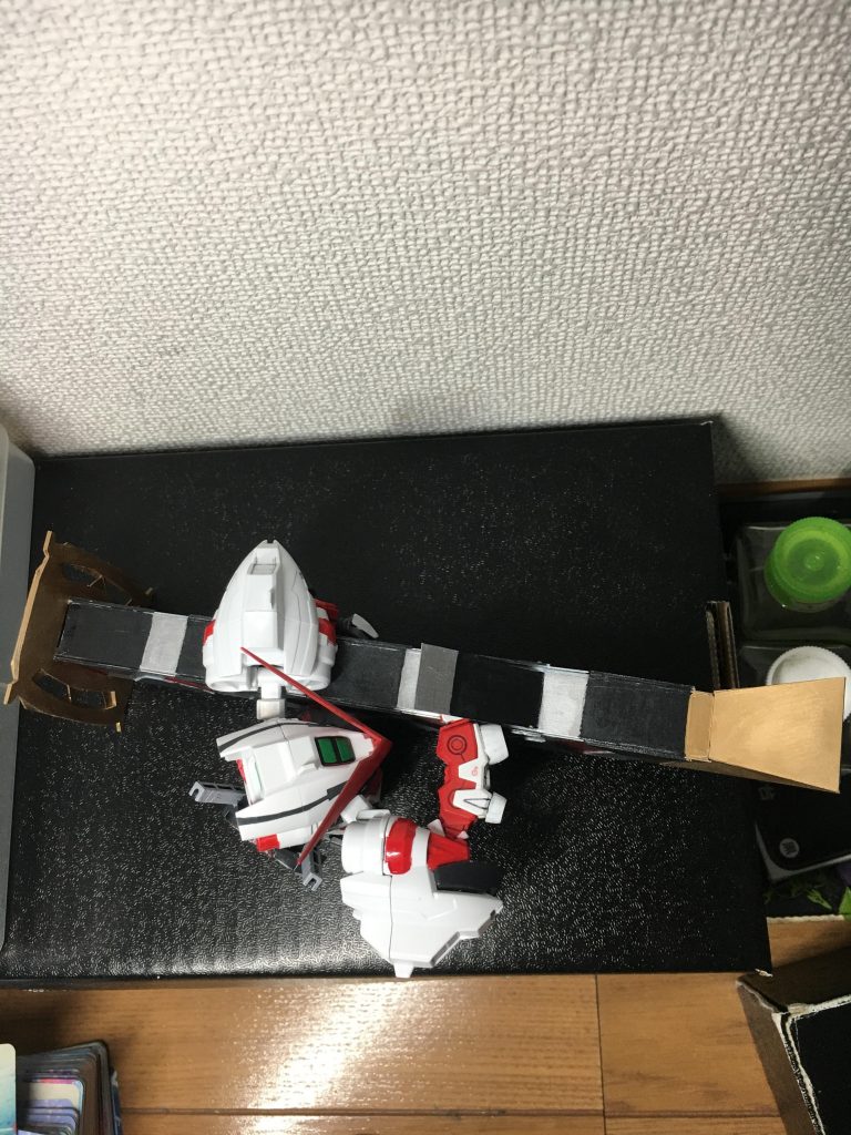 肩を大きく引き出せることと腕の可動範囲が広いため、難なく構えることができます。