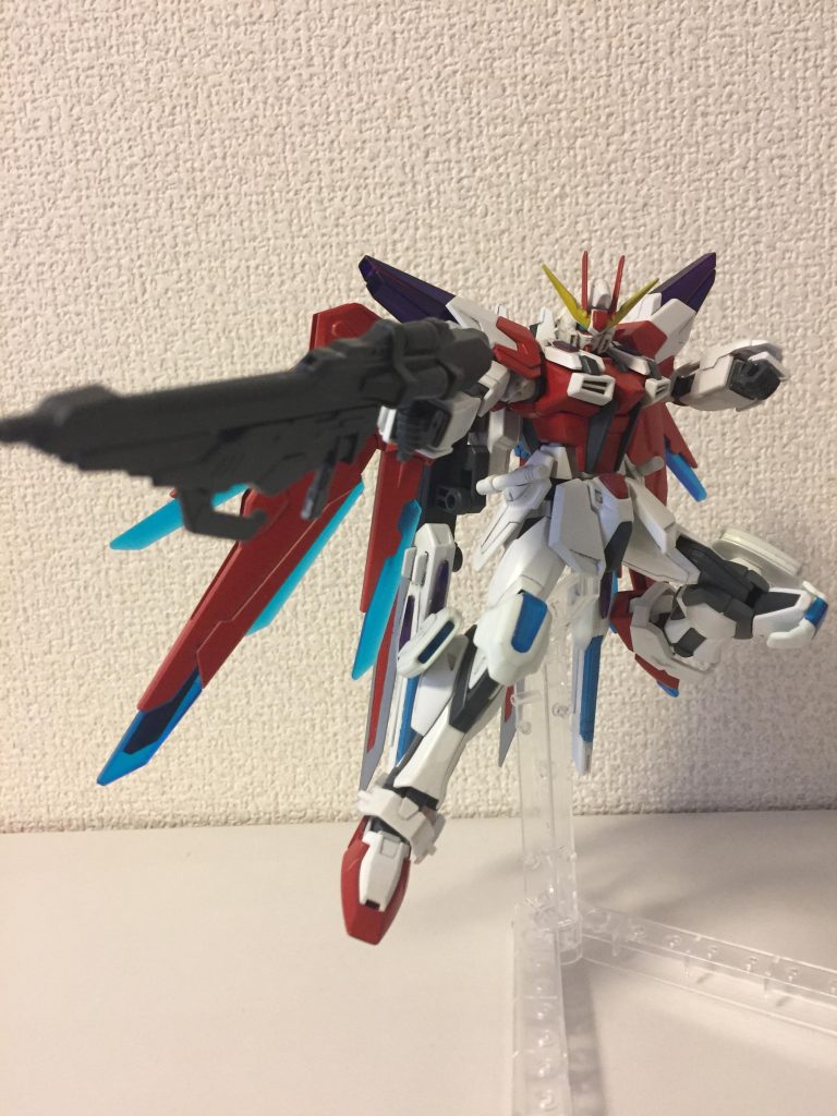 フォトンバスターライフル
変わらずのバスターライフルだが、後述のブースターを装備している場合は、発射されるエネルギーはビームではなく、フォトンエネルギーに変換されている。フォトンバーストを駆使する事で、更に威力が上がる。