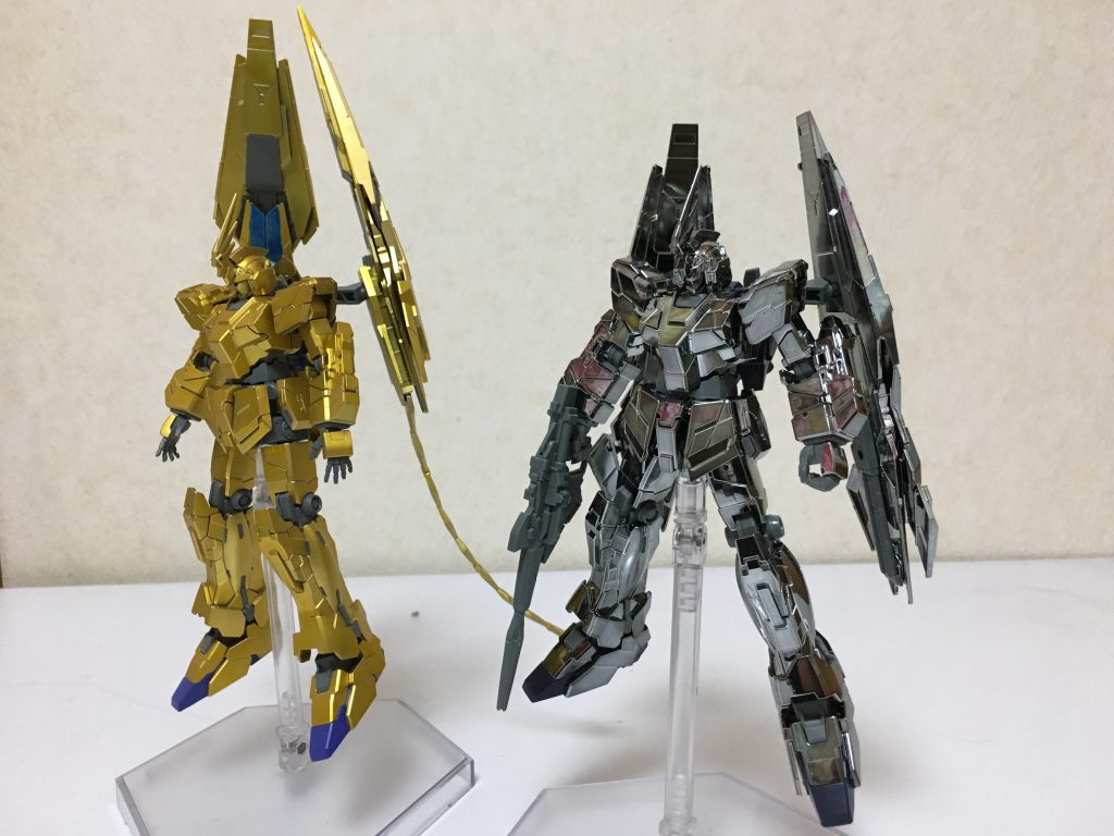 角とアームド･アーマーをつけるパーツが欲しい為に生贄になるはずだったけど、角とアームド･アーマーをつけるパーツが2つあったので作ることができたtypeRCのフェネクスと比較。
欲しいパーツが2つ入ってたから結構お得でした。