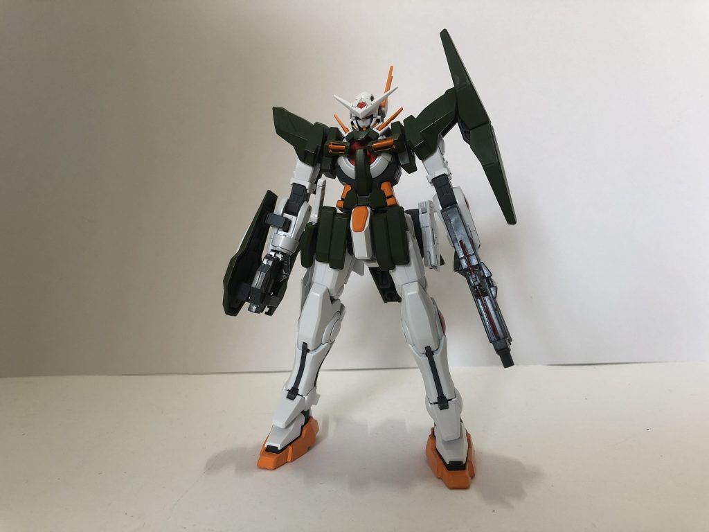 頭部にはケルディムのクラビカルアンテナを増設、左肩にはシールドビットを２つ装備