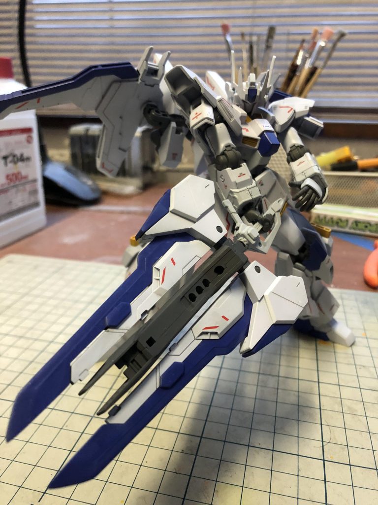 アクション！と言いたいところですが、武器が案外重たくてまともにポーズを取れないという不具合。
つらい