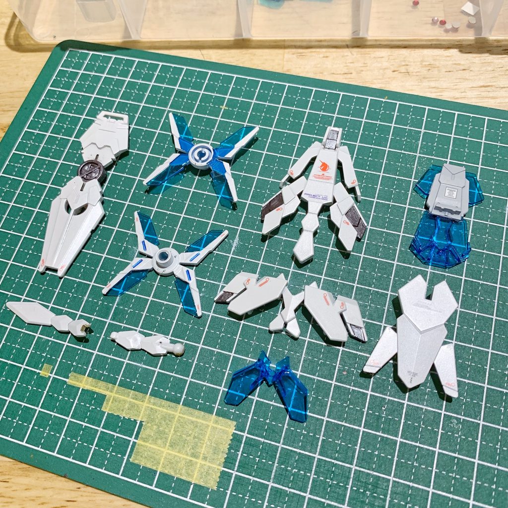 AADE塗装後・組み上げ前の各パーツ。サイコフレームのクリアパーツは、色味・透明度とも非常にキレイなので塗装せずにそのまま使用。