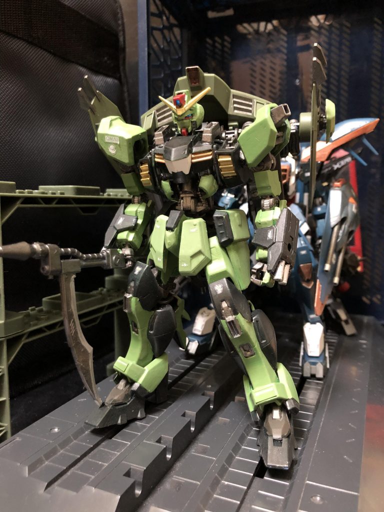 アズラエル「ところでさあ、ボクがコーディネイター嫌いなのは知ってるよねえ？キミ、まさかとは思うけどコーディネイターじゃないよねぇ？」
oyz「え？ああ、もちろん存じ上げております！」
アズラエル「アイツら遺伝子操作とかして、生まれついてのイケメンだったりするよねえ。そういうの許せないんだねぇ〜。」
oyz「あのー、もしかしてこのマスクの事言ってます？もちろん私は凡人ですよ凡人。」
アズラエル「そう？ボクさあ、生まれついてのイケメンとか、そういうの許せないからねぇ〜。」
oyz「そうっすね.....。(２回言ったよこの人...。)」
アズラエル「今回の作戦は、コーディネイターをやっつける為にオーブの工場と、核で動いてるっていう情報のヤツらのガンダムを入手するのが目的だからねぇ。」
oyz「はっ！了解です。」
アズラエル「今丁度、オーブからの返答が来た所だ。どれ...。」
『要求は不当な物であり従うことはできない。オーブ連合首長国は今後も中立を貫く意志に変わりはない……』
アズラエル「ッは、いやぁ流石、オーブの獅子王と言われたアスハ前代表。期待を裏切らない人ですねぇ。じゃ、アレのテスト、是非とも最後まで頑張り通していただきたいものですがね。」