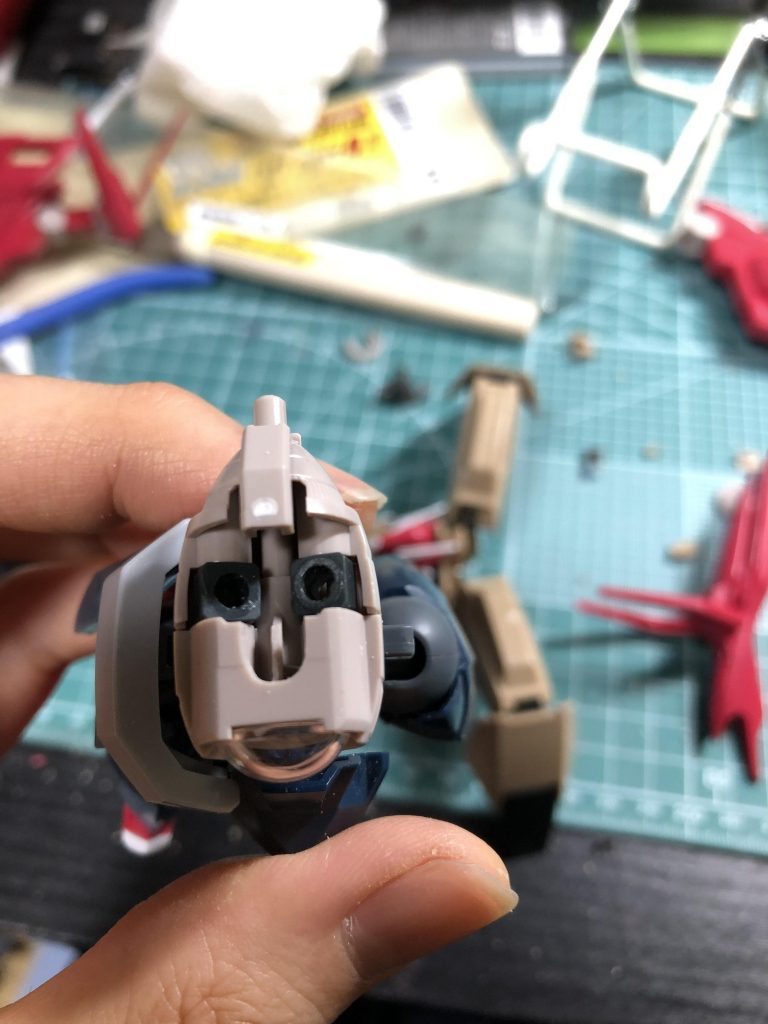 腹部と胸部の距離を近づけるため、太陽炉周辺を調整。
また、胸部パーツも一部ノコギリで加工。