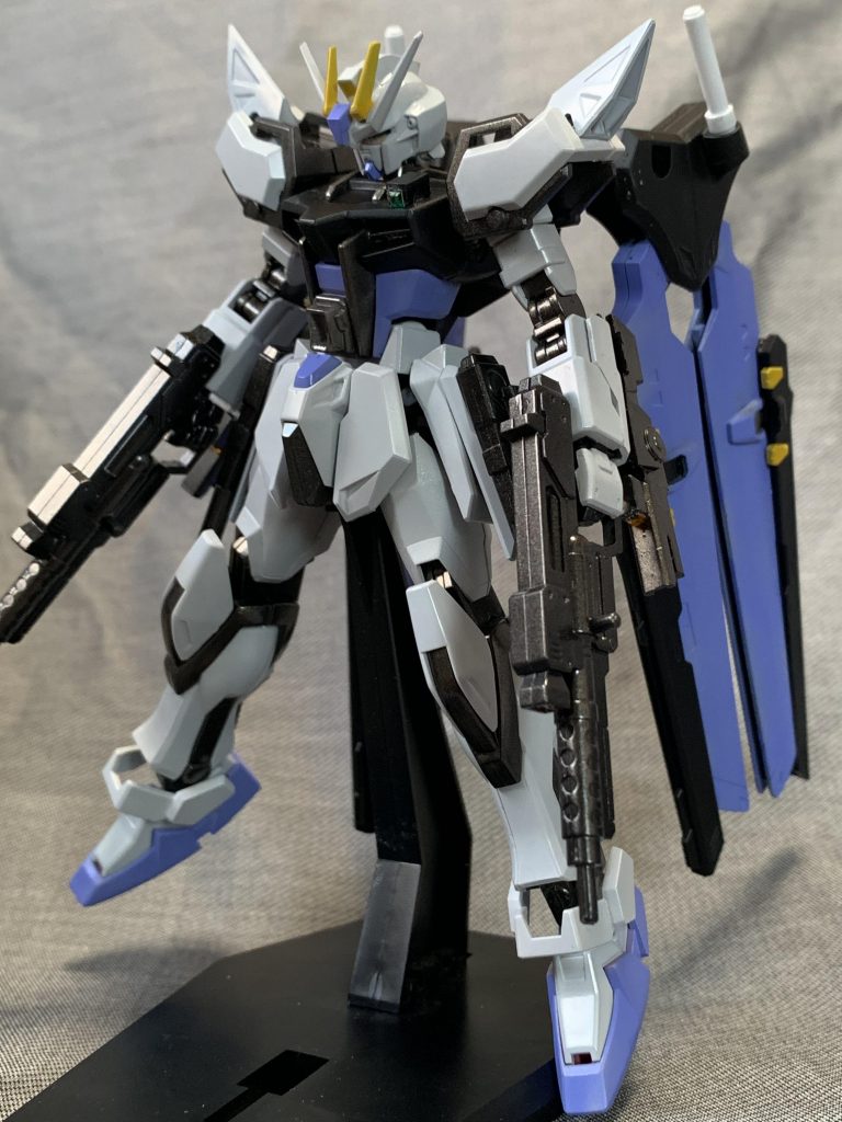 正面 ノーマルフェイズ
基本的な状態105ダガーのライフルを2
腕部固定ビームライフル
ストライカーにレールガン4
腰にビームピストルロングバレル2
頭部バルカン2
腹部キャノン1
ビールサーベル2という武装である