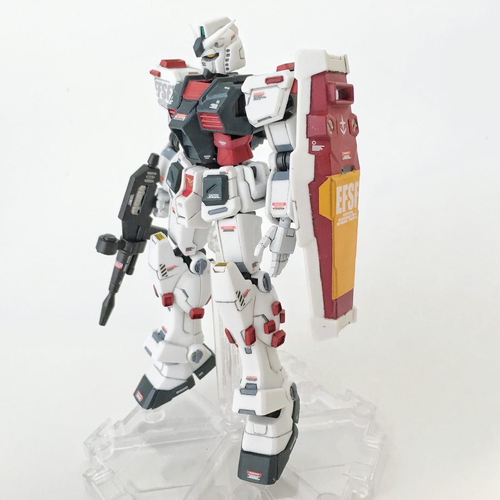 ビームライフル、シールドを装備して素立ち(左斜め45度)