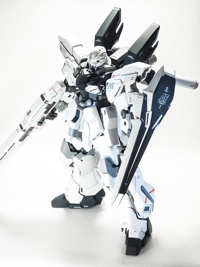 そのままでも良いのですが、少しカラーリングが物足りなかったので、複数のグレーを使用して塗り分けをしてみました。