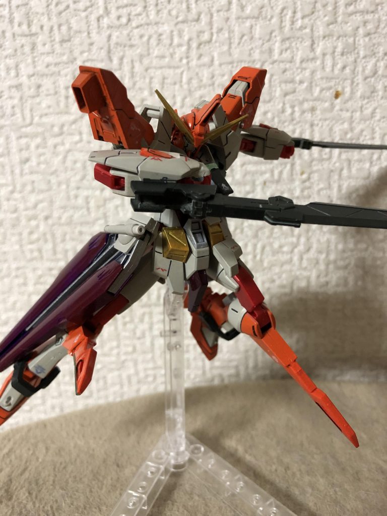 背中のファントムからブレードを装備可