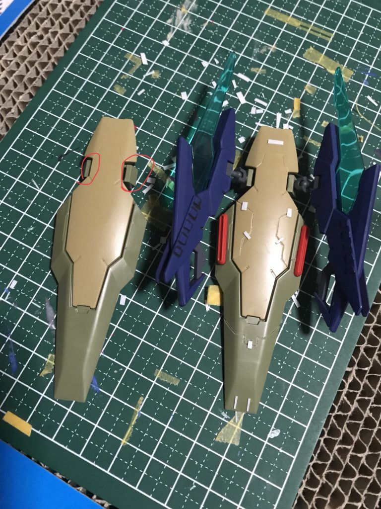 バインダー製作時
左が素組みのシールドです。見えづらいかもしれませんが、左の赤い丸で囲った部分にピンバイスで穴を開け、バインダーガンのジョイントパーツを差し込み接着しました。接着後、スジ彫りとプラ板、ジャンクパーツでディテールアップしたのが右の状態です。Fファンネルは前に組んだAGE2マグナムから借りました。