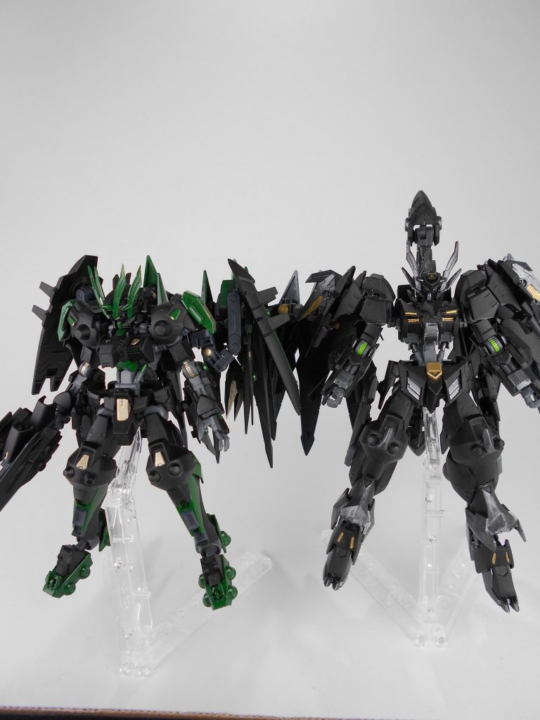 最後にデスサイズヘル・リーパーとのショットです。機体としては全く別の機体ですが、ミキシングした機体(ウヴァルと忍パルス)が同一です。作るコンセプトが違えばここまで変われるものなんだと改めて思えました。