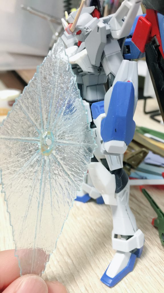 ビームシールド、手甲、手首にそれぞれ磁石を仕込んで接続しています。手甲も磁石接続なので手首の動きに干渉しなくなっています