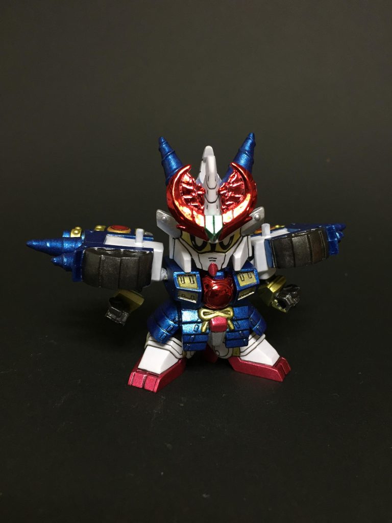 目は黄色のままですが、ムシャガンダムギン。
肩パーツの付け替え時に塗装剥がれするだろうと思ったので、肩パーツ裏側にスポンジシートを貼っています。
これにより塗装剥がれもなく付け替えでき、保持力も確保できました。