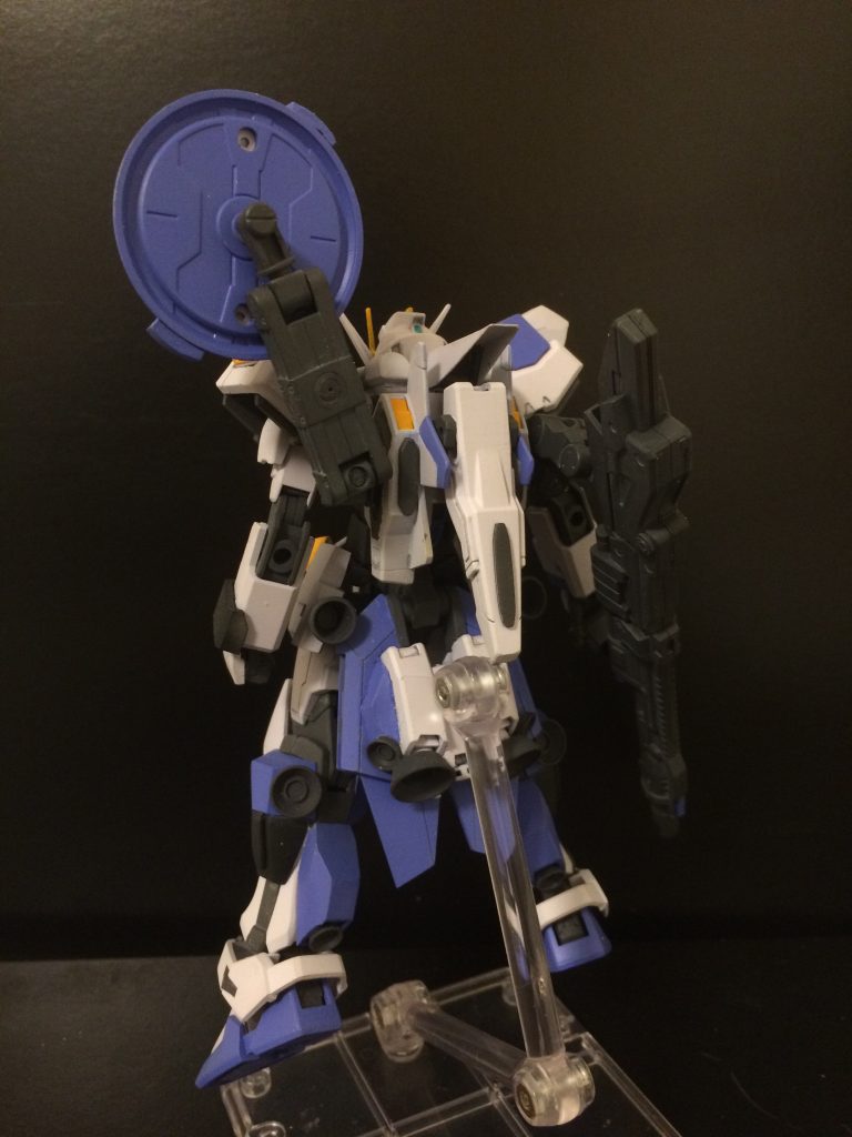 REAR
肩部スラスターの追加とロングレンジランチャーパックによる高機動化に合わせサイドスカートと脹脛の外側にスラスターが追加されています