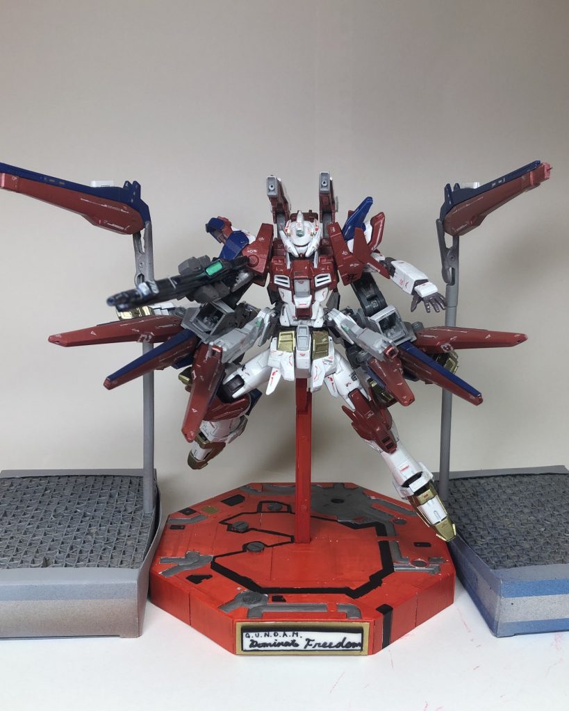 フルバースト
このままのほか、ドラグーンを射出してのフルバーストも可能。
アメストってドラグーンをHi-νとかのプロペラントタンクみたいに付けてるから模型としてフルバースト再現する時支えがないと何か格好がつかない気がする。
バトル中なら飛んでるわけだからいいけども……。