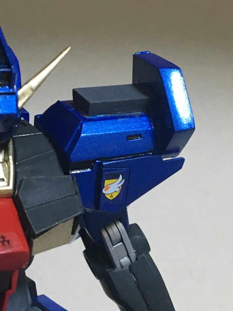 GM/GMの肩パーツをベースにプラ板で改造しました。
