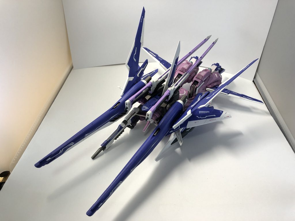 変形後の姿です。
脚部に装着されたブーメランは可動することができ、合計6枚の翼が展開されます。