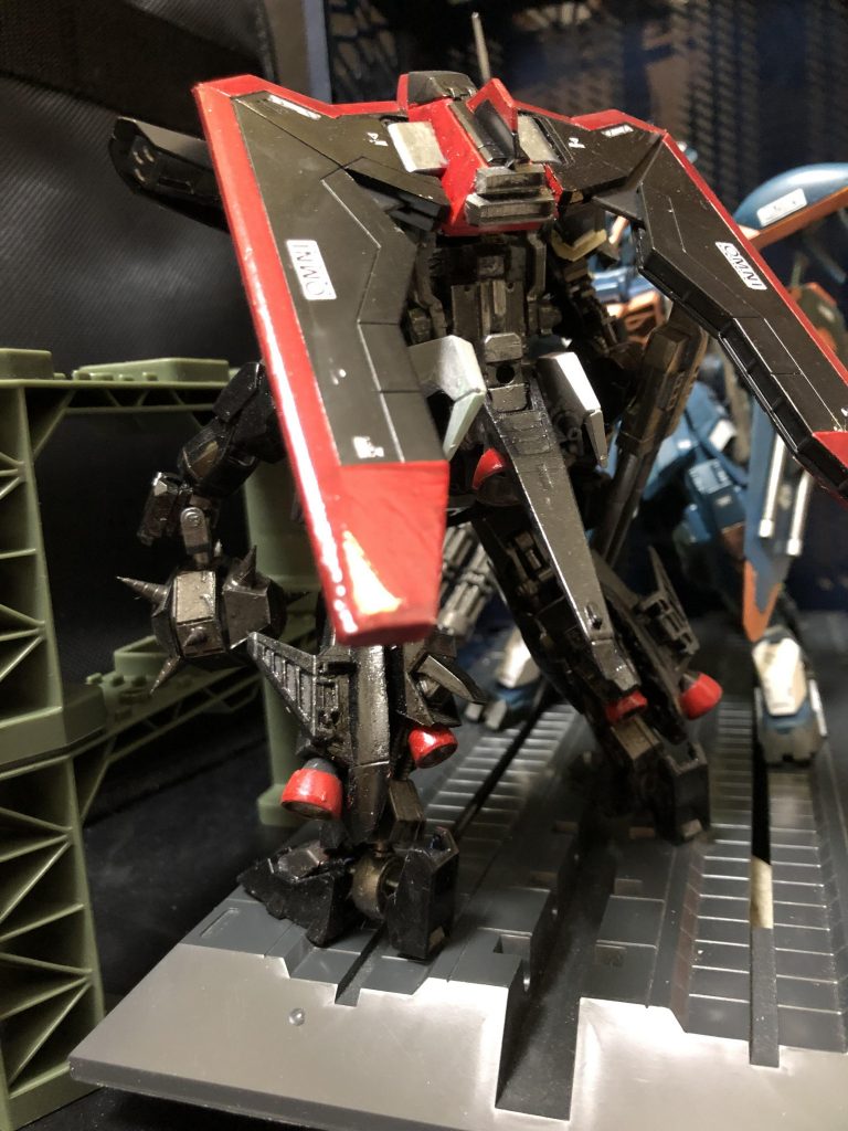 oyz「どーしても前置きが長くなってしまう、いかんなあ〜。キミがレイダーガンダムのパイロットだね。」
クロト「ダメだよぉ、ちゃんと僕の相手をしてくれなきゃぁ。」
oyz「イヤ、ホントお待たせしたね。」
クロト「ま、暇な時間はゲームしてっからイイけどさ〜。」
oyz「じゃあ早速説明させてもらおう。コレがリニューアルされたレイダーガンダムだ。前はHGのキットから改造を行なっていたが、今回は鉄血フレームを流用し、そこに各機体の特徴あるパーツを充てていく手法だ。」
クロト「ココ、読み飛ばすトコだよね〜。」
oyz「ベースはガンダムアスタロト。コレもお馴染みだな。胸部装甲はグシオンリベイクからだ。レイダーが元々、素がシンプルな機体だったのでシンプルに仕上げたよ。ただ、シンプルになり過ぎないよう、脚に羽根付けたり情報量を増やしてある。武装はキットよりもスタイリッシュにしたよ。実は今回の6機の中で最も早く完成していた。なので他の機体の基準になっていたのだ。」
クロト「ダメだよぉ、早く出番作ってくれなきゃぁ。」