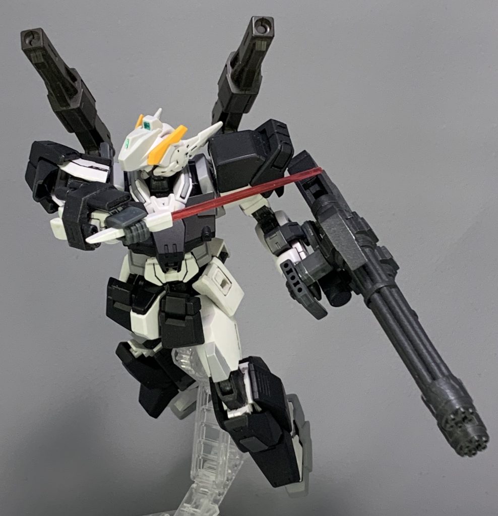 【フルアーマーアストレアB プランA】
アストレアBのフルアーマー装備の一つ。装甲や火力に劣るアストレアBを戦闘に耐えられるようにすることを目的に開発された。
 装甲は全てプルトーネで採用されたGN複合装甲（装甲内にGNフィールドを形成し防御力を高めた装甲）で、高い防御力を持つ。しかし、装甲に粒子リソースを割り振ったことにより、武装に回す粒子が不足してしまい、主に実弾装備をすることになっている。
 装甲は武装も内蔵しており、胸部はビームバルカン、肩や脚、フロントアーマーにはマイクロミサイルが搭載され、火力の強化が図られている。
 様々な装備の結果、目的とされていた火力と装甲は強化できたが、重量増加による機動性の低下を招いてしまった。今後のプランではその改善が考えられている。

備考
 ガンダムの強化といえば！ と、フルアーマー装備を作りました。アストレアの換装パーツでも最初期のものです。
 アストレアの換装は主に、両肩上部パーツ、コクピットハッチ、フロントアーマー、両膝のパーツ単位で製作したものを付け替えるようにしています。それに加えて3mmジョイントもあるので、組み替えてて楽しいです（笑）