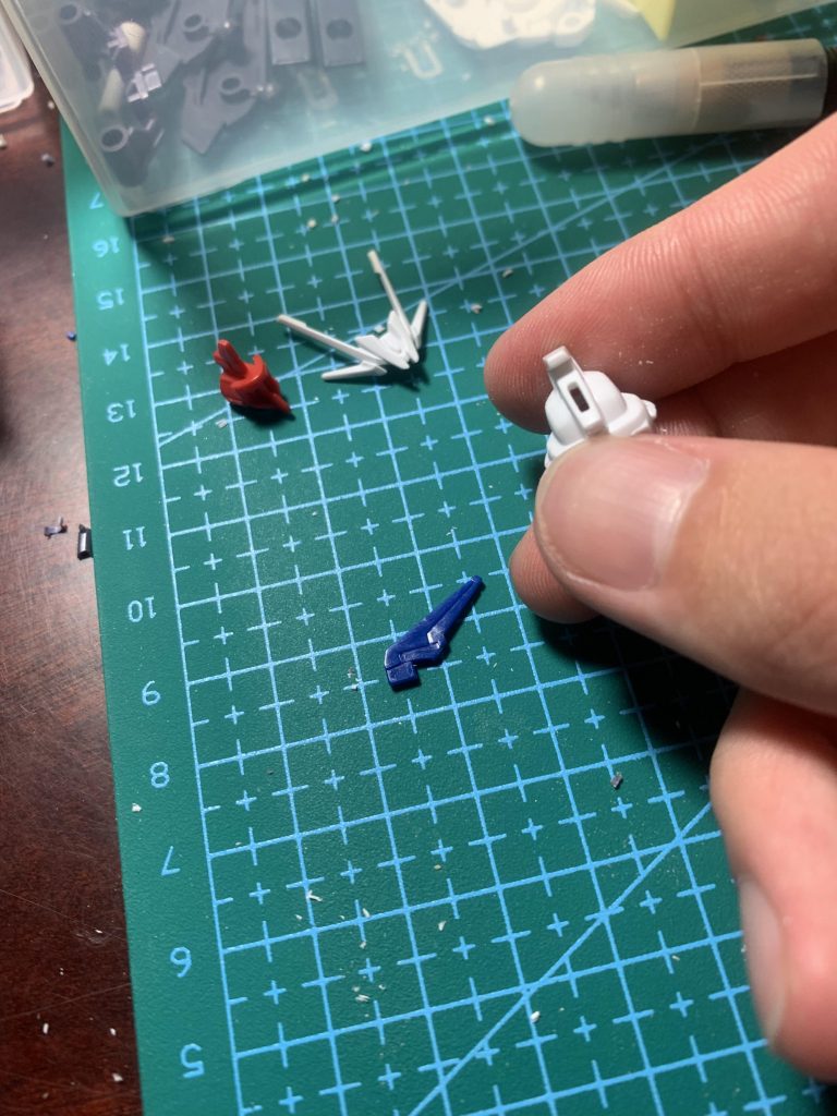 頭部にアンテナを増設する為にデザインナイフで穴を開けました！