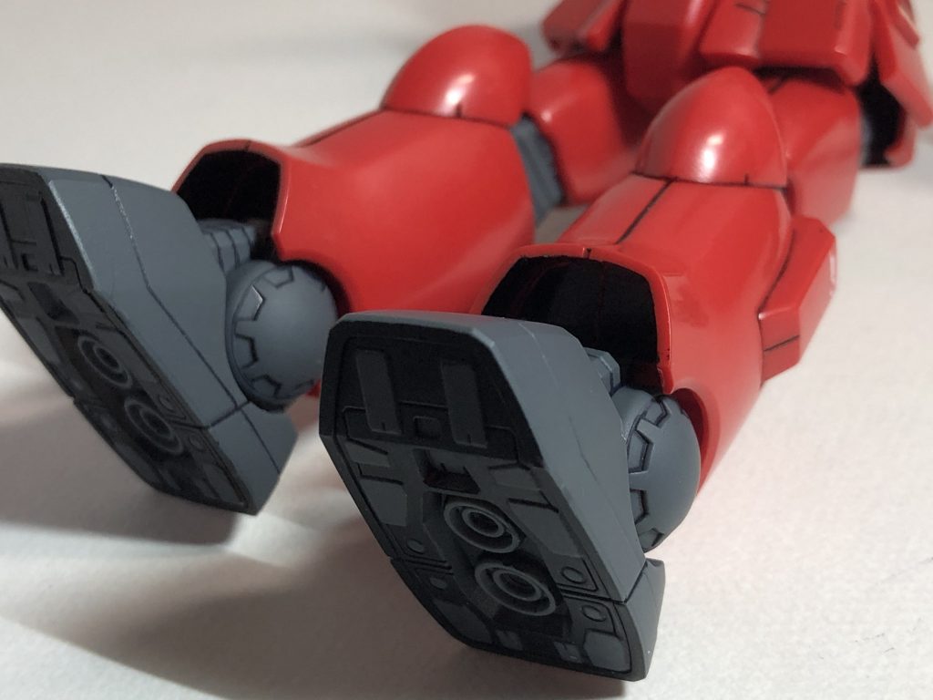 内側をマジックで塗って隙間から覗くプラモデルっぽさを減らしてみました。