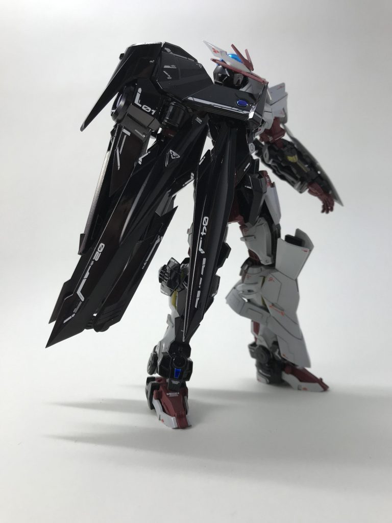 キットの説明書には、ノーネイムユニットには5本のブレイドドラグーンが搭載されているとあったので、各ブレイドドラグーンに01〜05のデカールでナンバリングしました。
ノーネイムユニットなどの黒色の装甲部分は黒下地のルビーレッドにクリアブラックで塗装したので、角度によっては若干赤みがかってみえます。