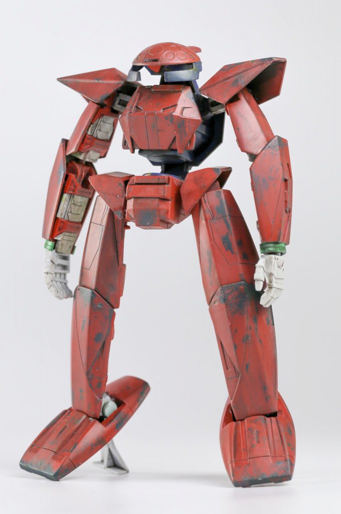 立ちに違和感を覚えたので、股関節幅を切り詰め、位置も微調整しました。
肩も胴体に寄るようにしてシュッとさせます。
首は根元を楔状に切り欠き力技で曲げて、猫背気味になるようにしています。