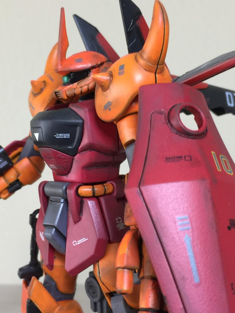 グフ・イグナイテッド左側 
アピールショット!
胴体とシールドは クレオス マルーンで
塗装しました。
また 頭部・両腕・両足は
クレオス オレンジで塗装しました。