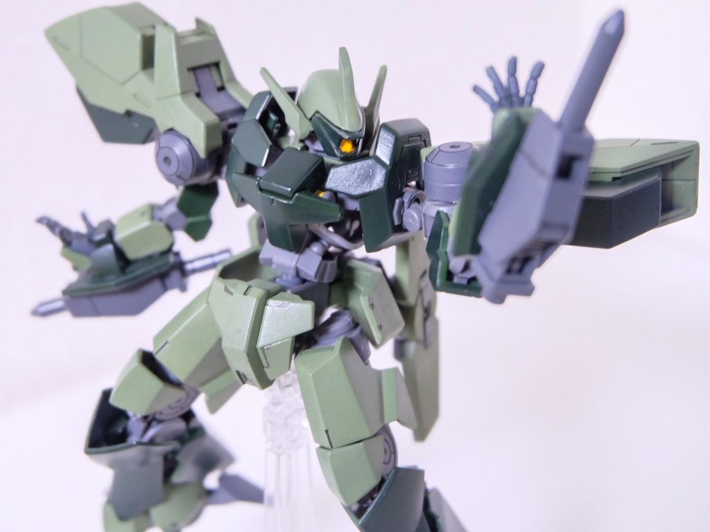 パイルバンカーは使いやすいように手首にマウント。