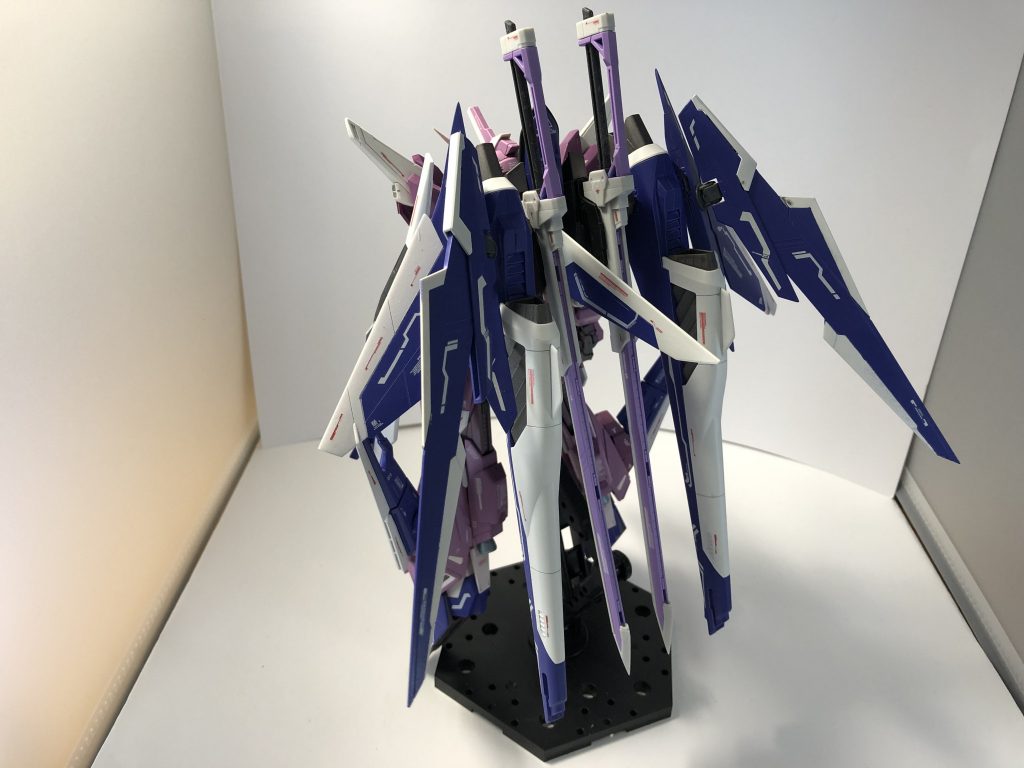 より高起動な機体にするため、両翼を1枚ずつ追加。脚部にはスラスター追加などしてみました。近距離戦のためにエクスカリバーを追加しました。実の所は大剣が好きだからただ装備させただけです😅